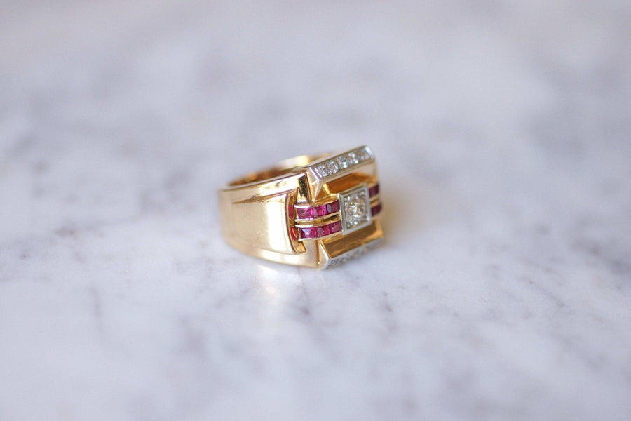 Bague vintage Tank Art Déco or rose et platine ornée de diamants et rubis - Galerie Pénélope