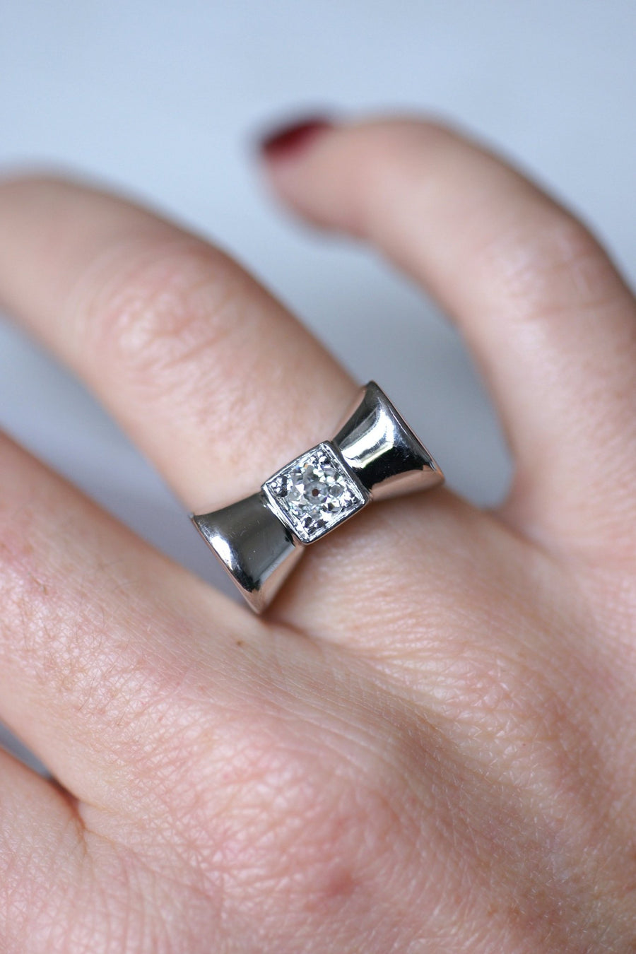 Bague vintage Tank noeud Art Déco or blanc et diamant Galerie