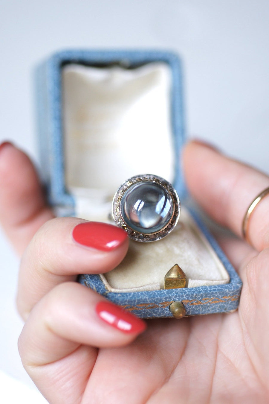 Bague vintage topaze bleue et diamants sur or et argent - Galerie Pénélope