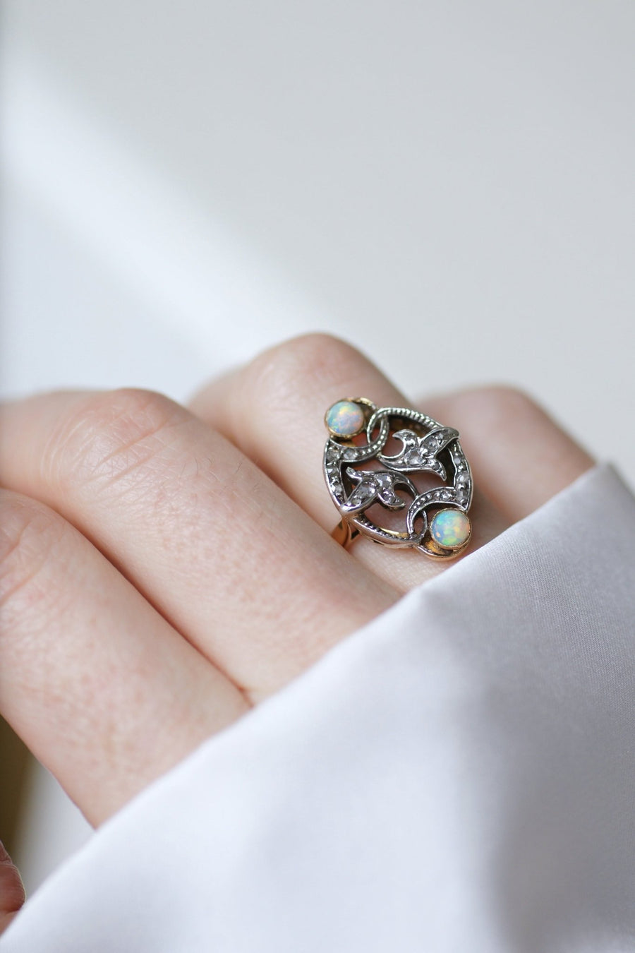 Bague volutes diamants et opales - Galerie Pénélope