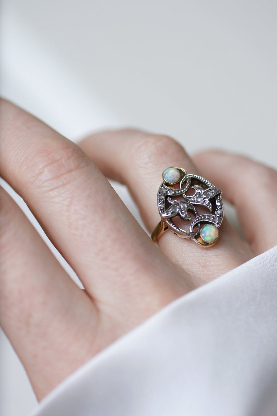 Bague volutes diamants et opales - Galerie Pénélope