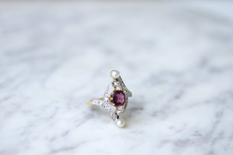 Bague Volutes Grenat, diamants, et perles - Galerie Pénélope