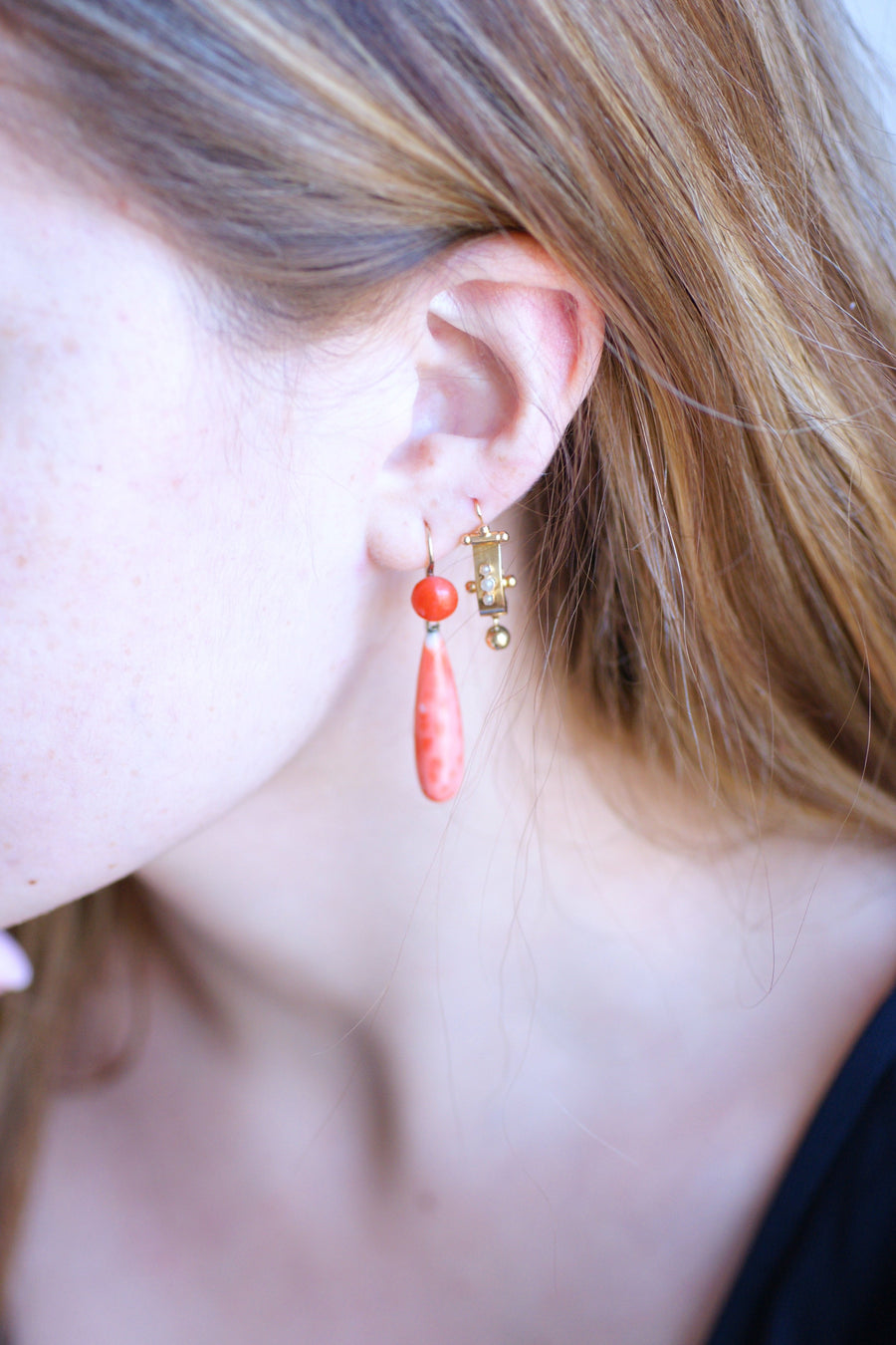 Boucles d'oreilles pendantes anciennes dormeuses en or et goutte de corail - Galerie Pénélope