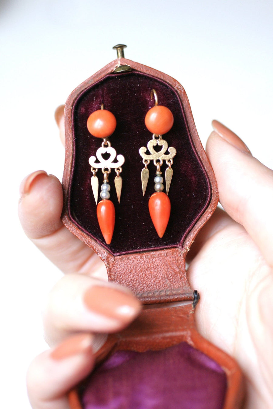 Boucles d'oreilles anciennes en or rose, corail, et perle - Galerie Pénélope