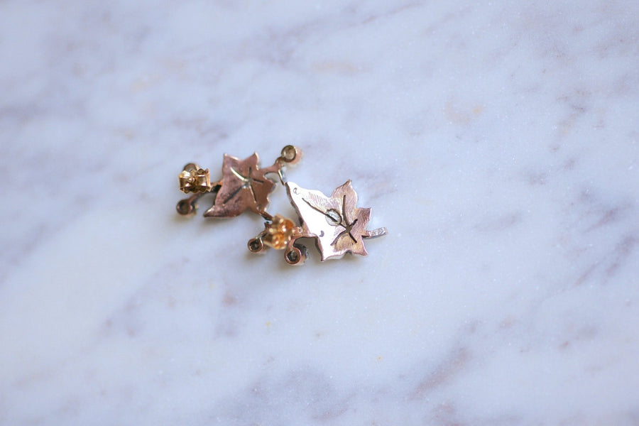 Boucles d'oreilles anciennes feuilles de lierre en or, argent, et diamants - Galerie Pénélope