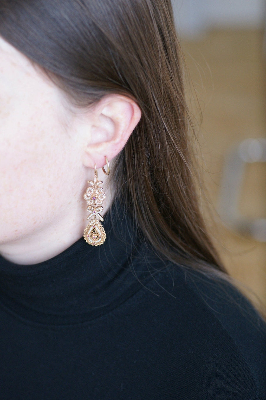 Boucles d'oreilles anciennes, perles, rubis sur or rose filigrané - Galerie Pénélope
