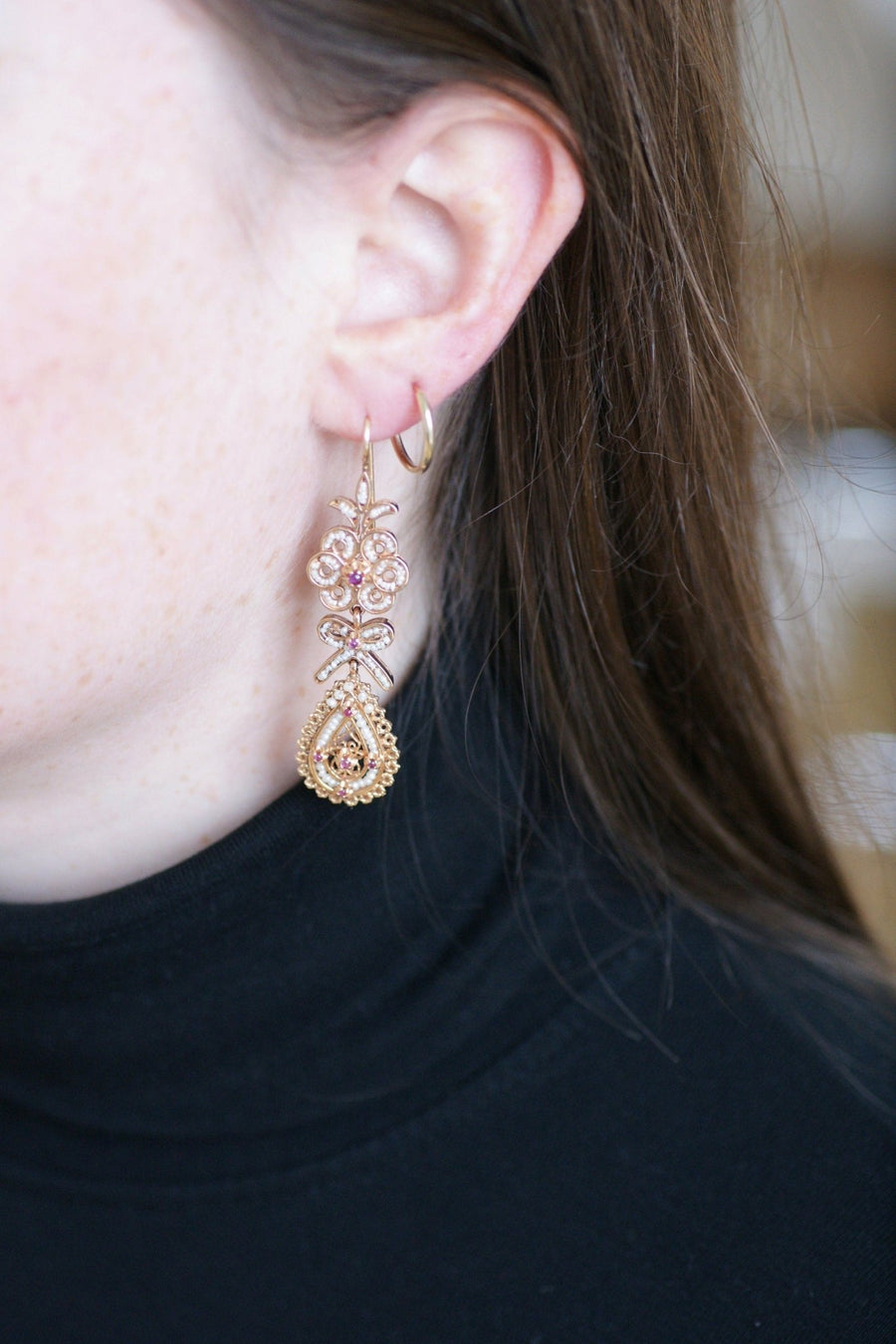 Boucles d'oreilles anciennes, perles, rubis sur or rose filigrané - Galerie Pénélope