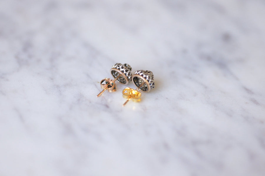Boucles d'oreilles clous anciennes en or, argent, et diamants - Galerie Pénélope