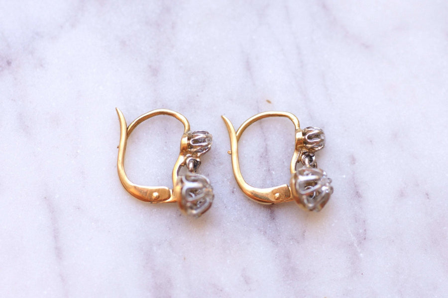 Boucles d'oreilles dormeuses en or, platine, et diamants - Galerie Pénélope