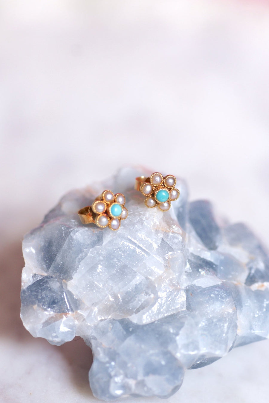 Boucles d'oreilles fleurs vintage en or, perles, et turquoises - Galerie Pénélope