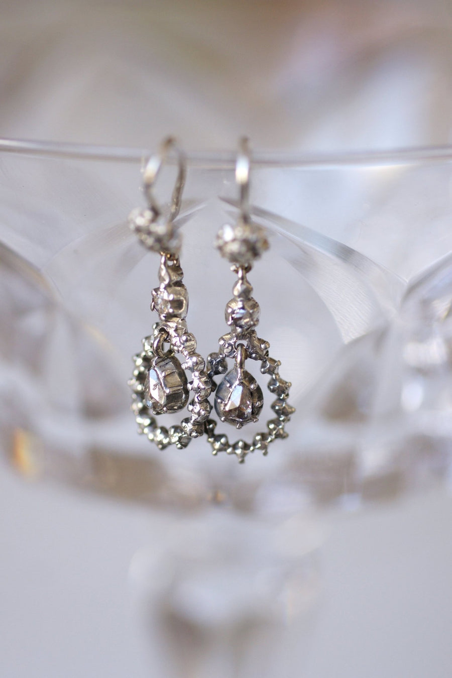 Boucles d'oreilles gouttes anciennes, en argent et diamants taille rose - Galerie Pénélope
