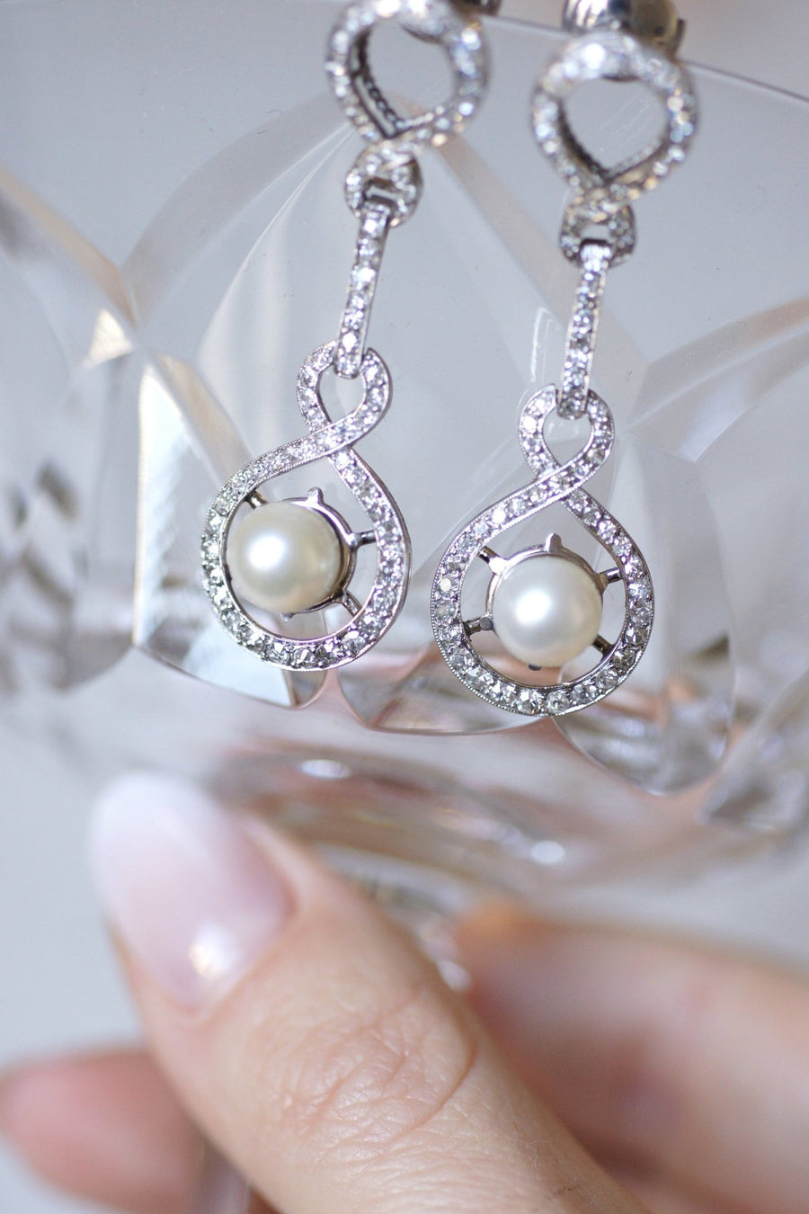 Boucles d'oreilles gouttes style Art Déco, platine, diamants, et perles - Galerie Pénélope