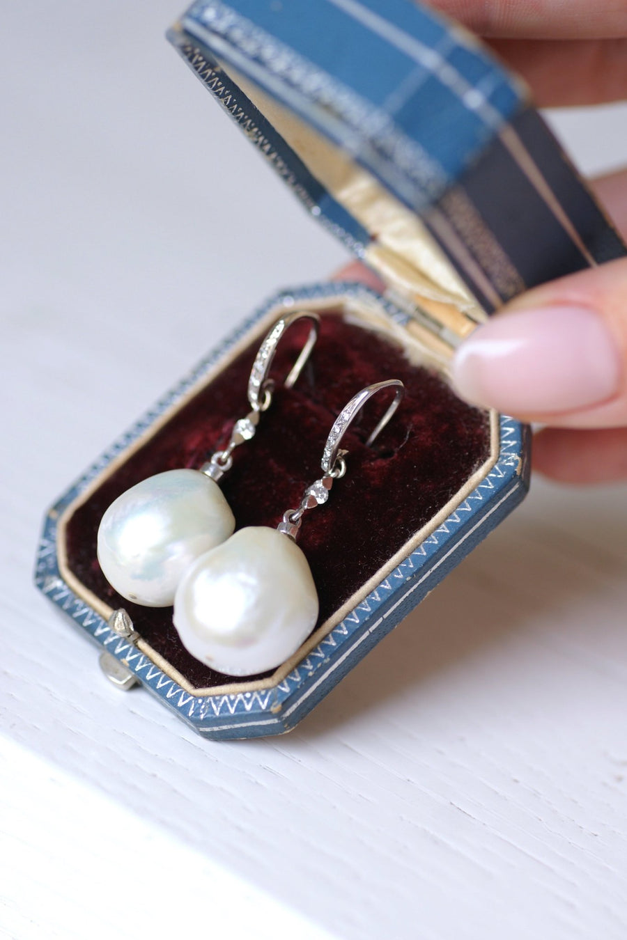 Boucles d'oreilles gouttes vintage en or blanc, diamants, et perles baroques - Galerie Pénélope