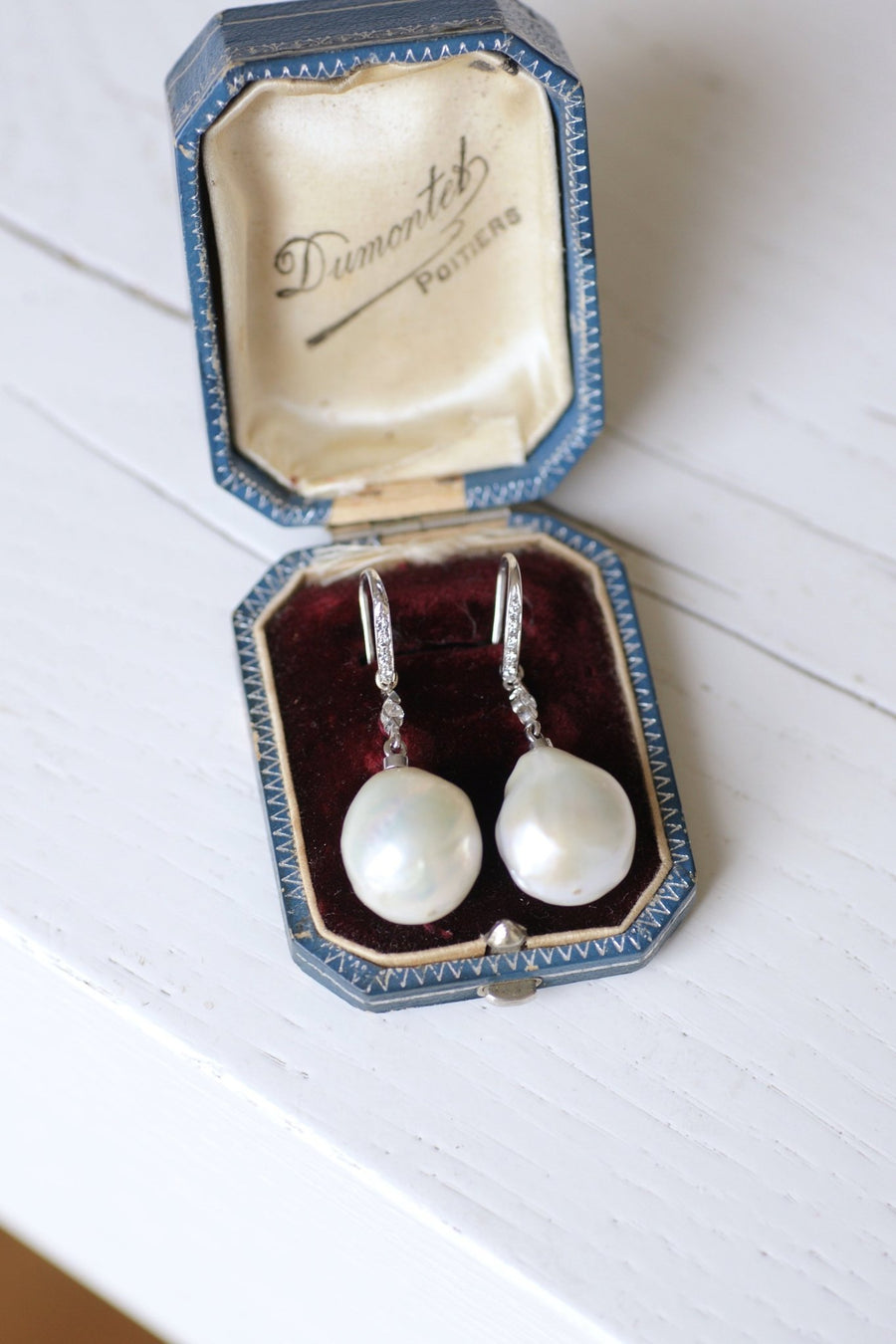 Boucles d'oreilles gouttes vintage en or blanc, diamants, et perles baroques - Galerie Pénélope
