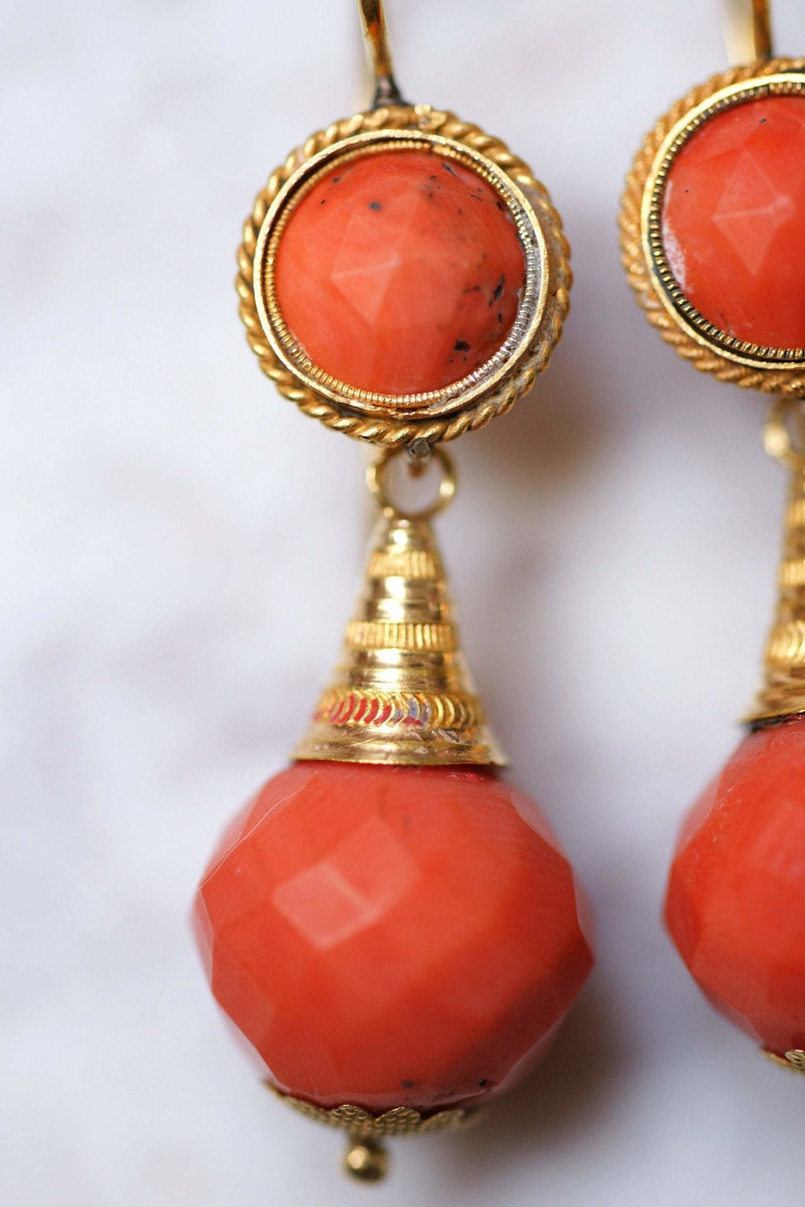 Boucles d'oreilles pendantes anciennes en or et goutte de corail - Galerie Pénélope