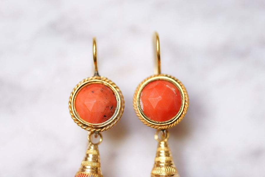 Boucles d'oreilles pendantes anciennes en or et goutte de corail - Galerie Pénélope