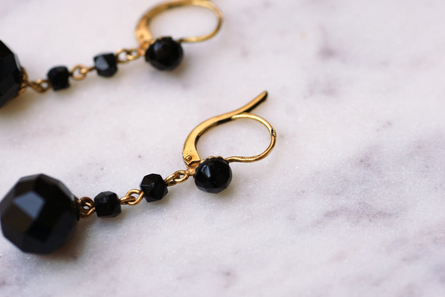 Boucles d'oreilles pendantes anciennes en or et jais - Galerie Pénélope