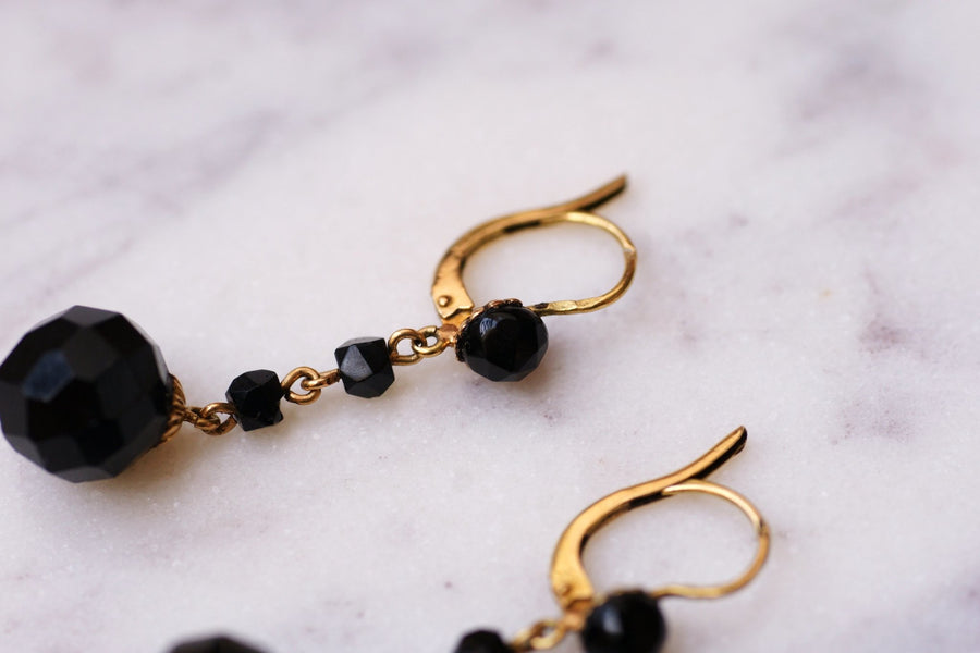 Boucles d'oreilles pendantes anciennes en or et jais - Galerie Pénélope