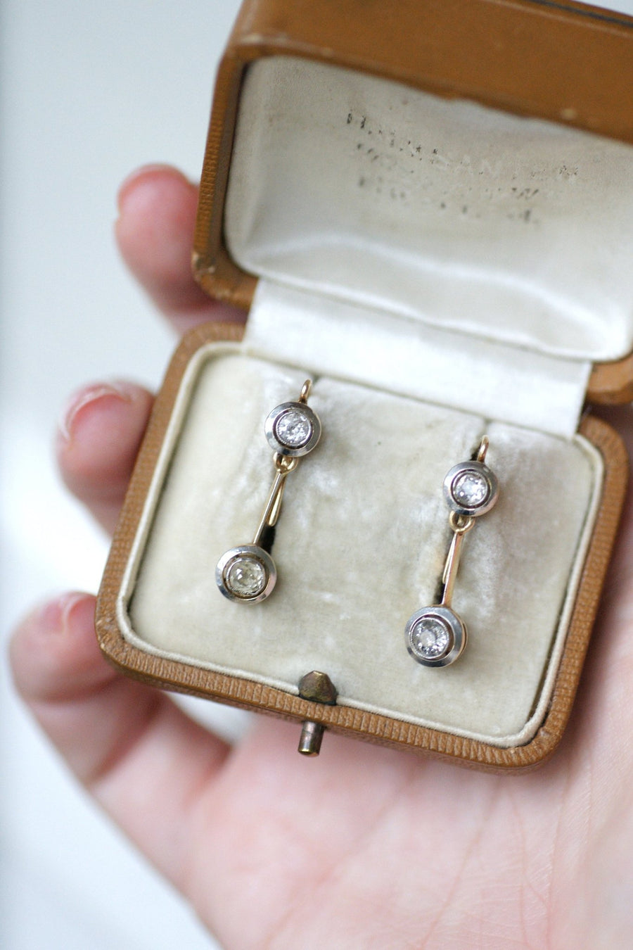 Boucles d'oreilles pendantes Art Deco diamants - Galerie Pénélope