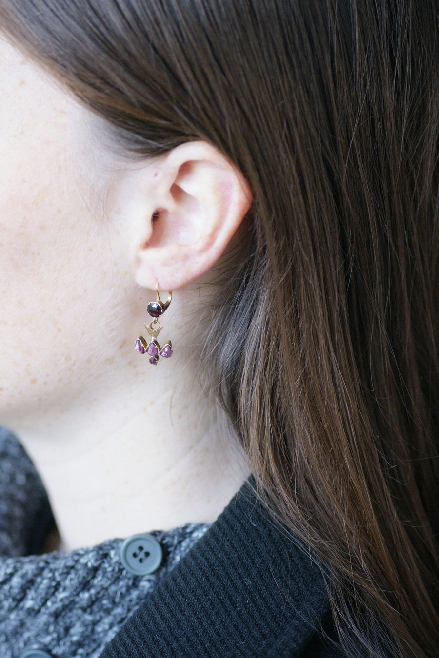 Boucles d'oreilles pendantes colombes grenats - Galerie Pénélope
