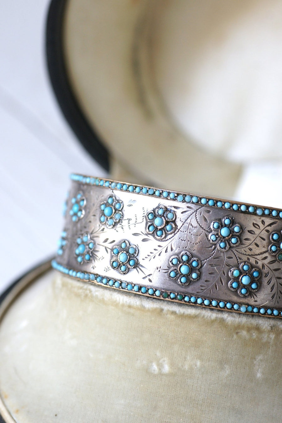 Bracelet jonc ancien en argent et perles de verre turquoises - Galerie Pénélope