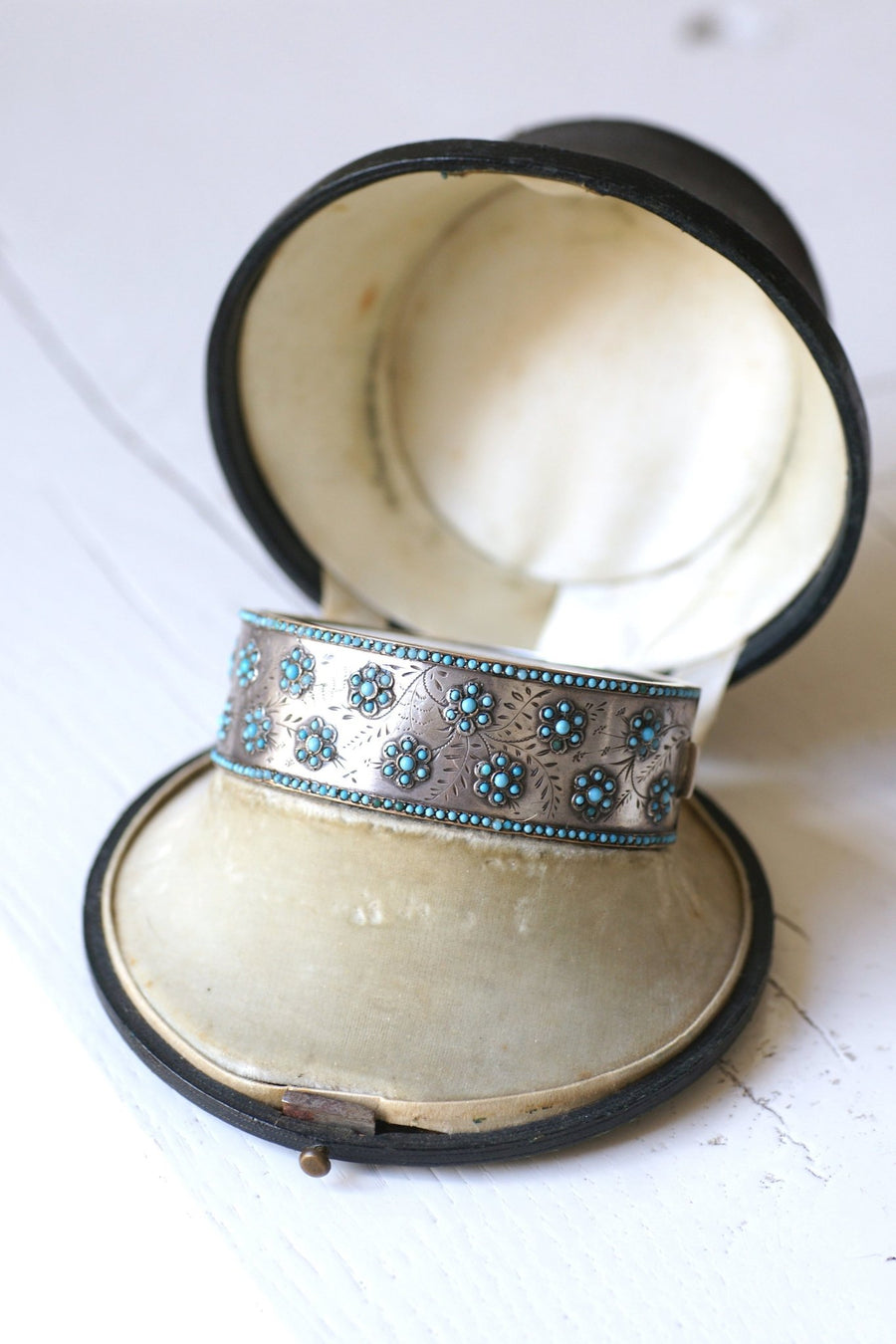 Bracelet jonc ancien en argent et perles de verre turquoises - Galerie Pénélope