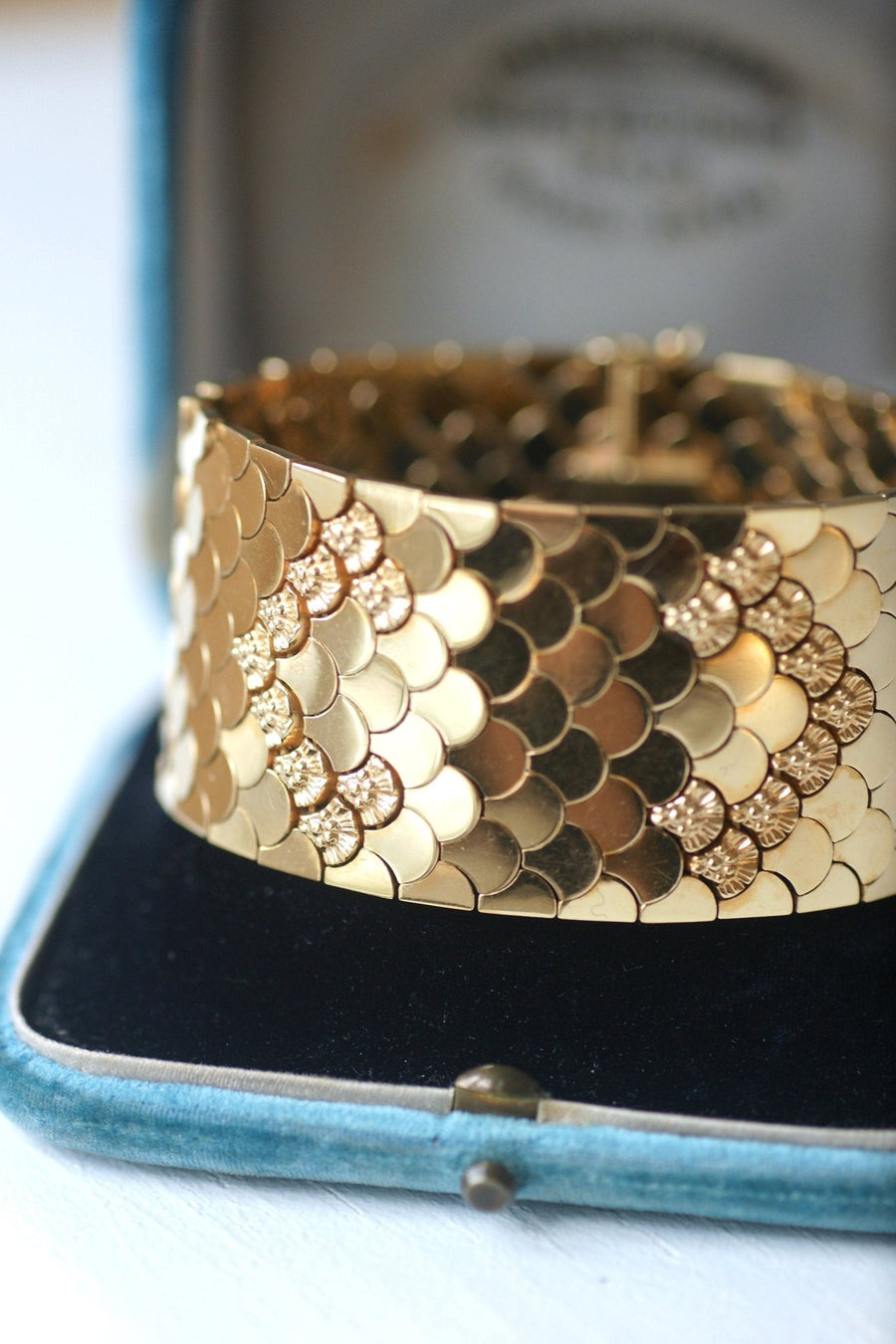 Bracelet manchette écailles souple en or jaune - Galerie Pénélope