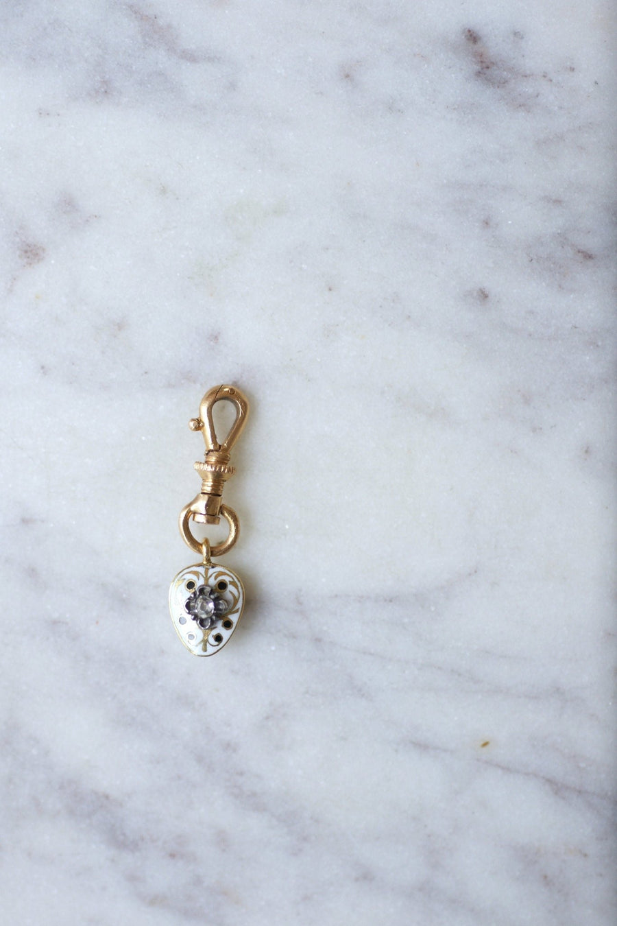 Breloque coeur ancien, or, émail et diamant - Galerie Pénélope