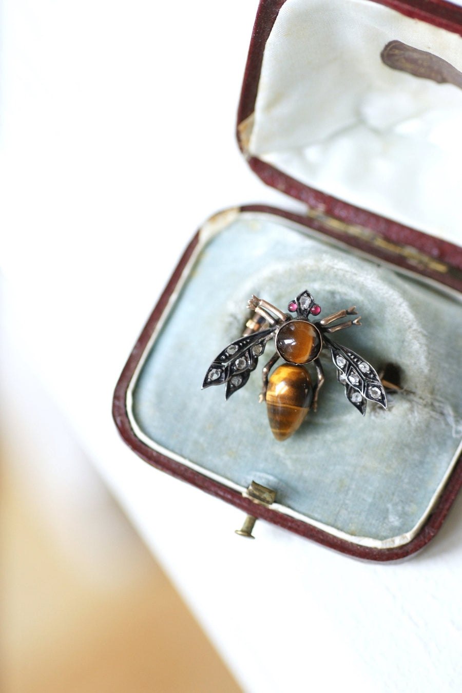 Broche ancienne abeille oeil de tigre et diamants - Galerie Pénélope