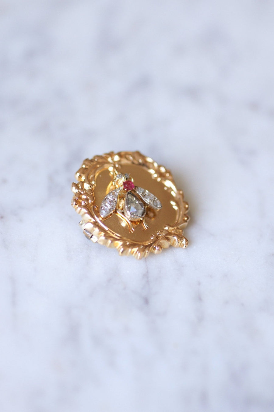 Broche ancienne Victorienne en or et mouche diamant - Galerie Pénélope