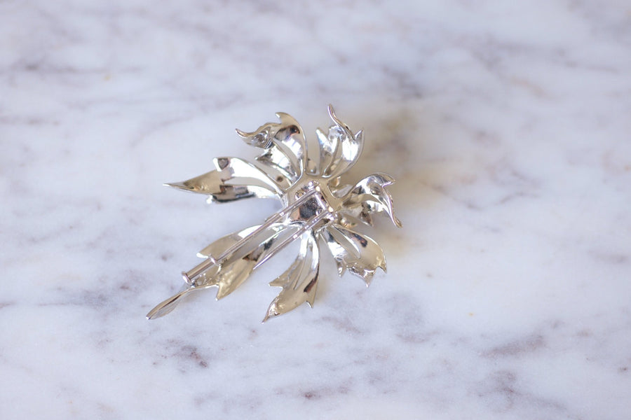 Broche fleur vintage en or blanc et diamants, années 60 - Galerie Pénélope