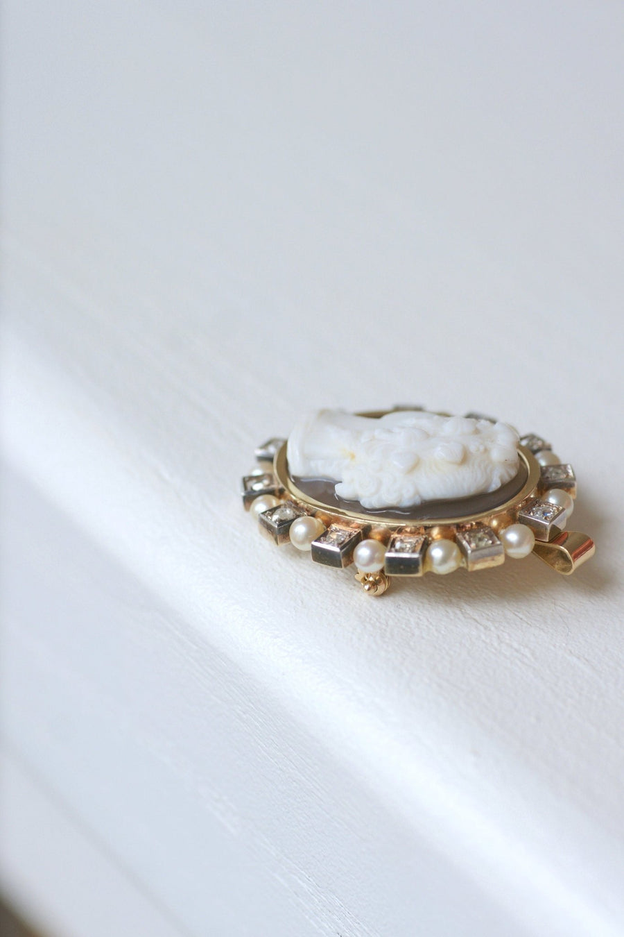 Broche pendentif camée agate, perles et diamants - Galerie Pénélope