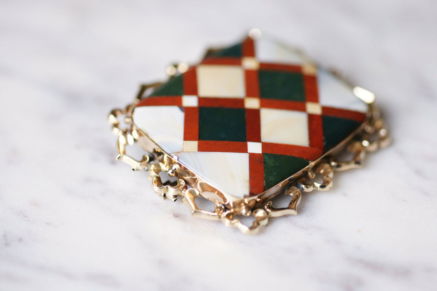 Broche en micro mosaïque, hexagonale. 3cm x 3cm. - France Broche en micro mosaïque, hexagonale. 3cm x 3cm. - France