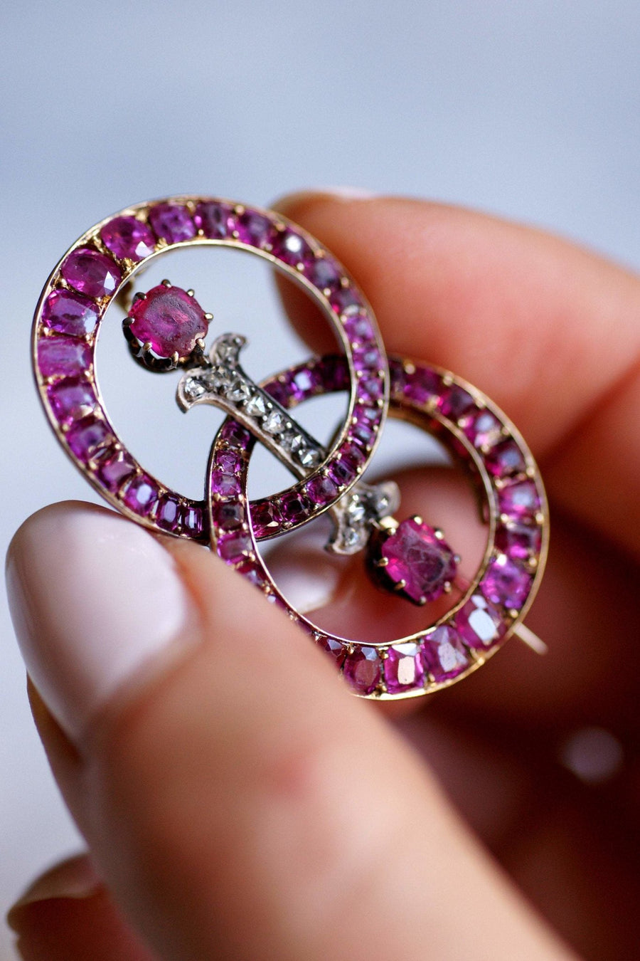 Broche Victorienne sertie de diamants et rubis, en or et argent - Galerie Pénélope