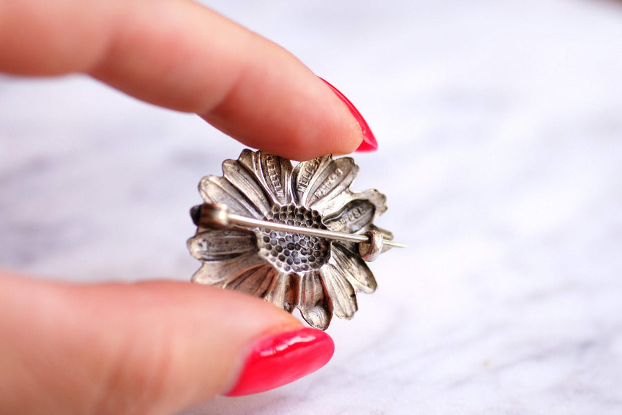 Broche fleur marguerite vintage signée Mellerio en métal , Circa 1930 - Galerie Pénélope