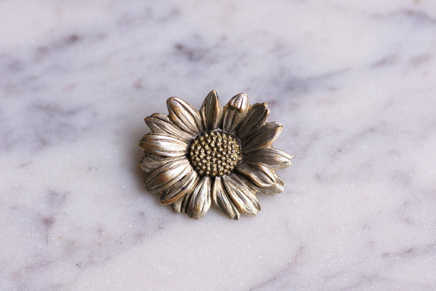 Broche fleur marguerite vintage signée Mellerio en métal , Circa 1930 - Galerie Pénélope