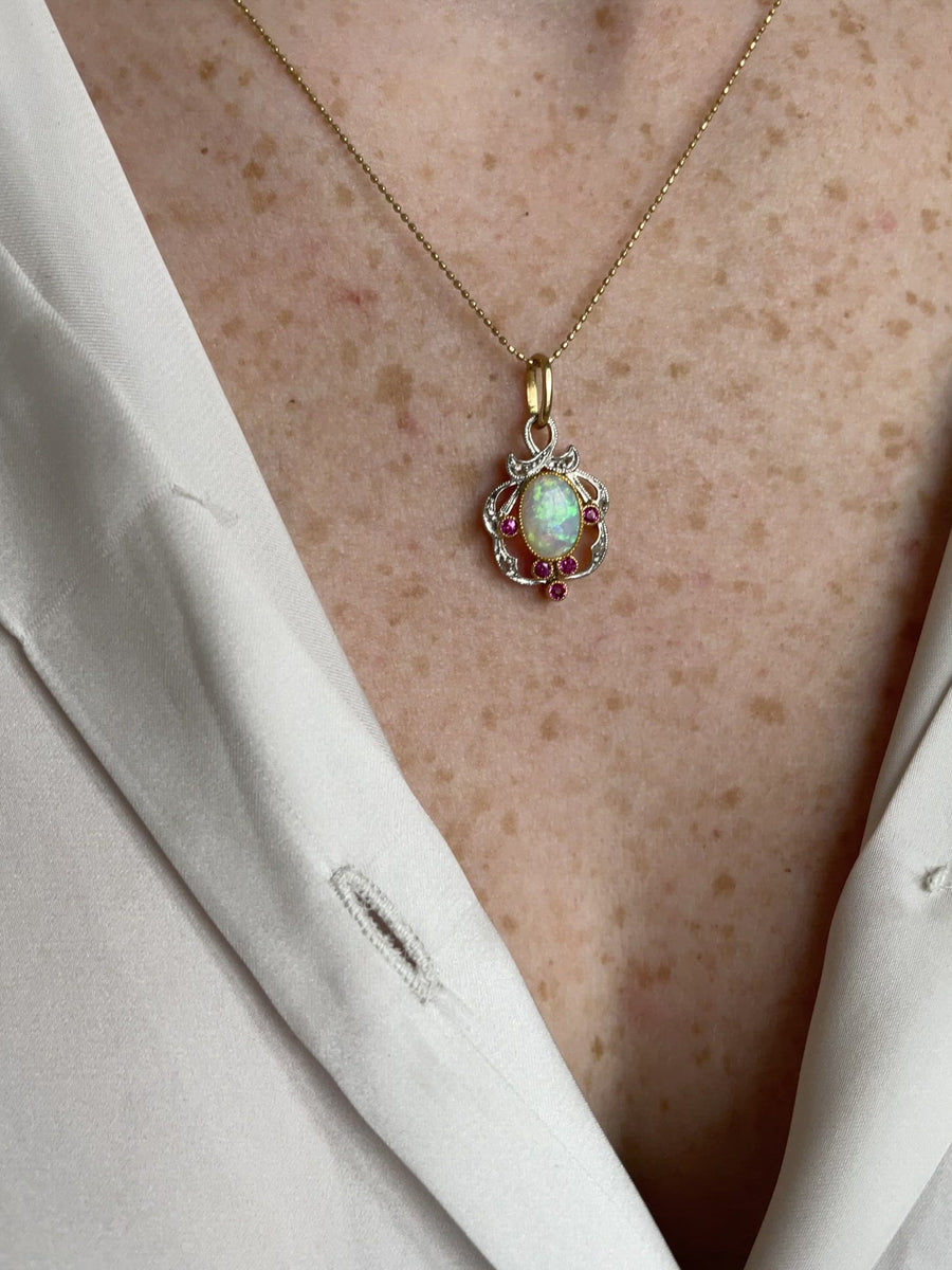 Pendentif ancien opale entourage rubis et diamants
