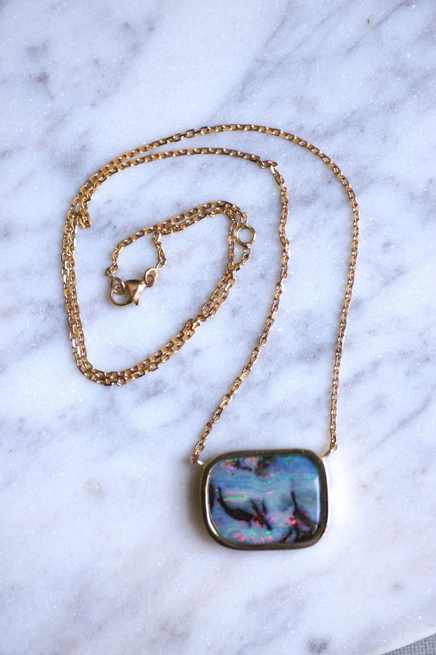 Collier pendentif vintage en or et opale boulder - Galerie Pénélope