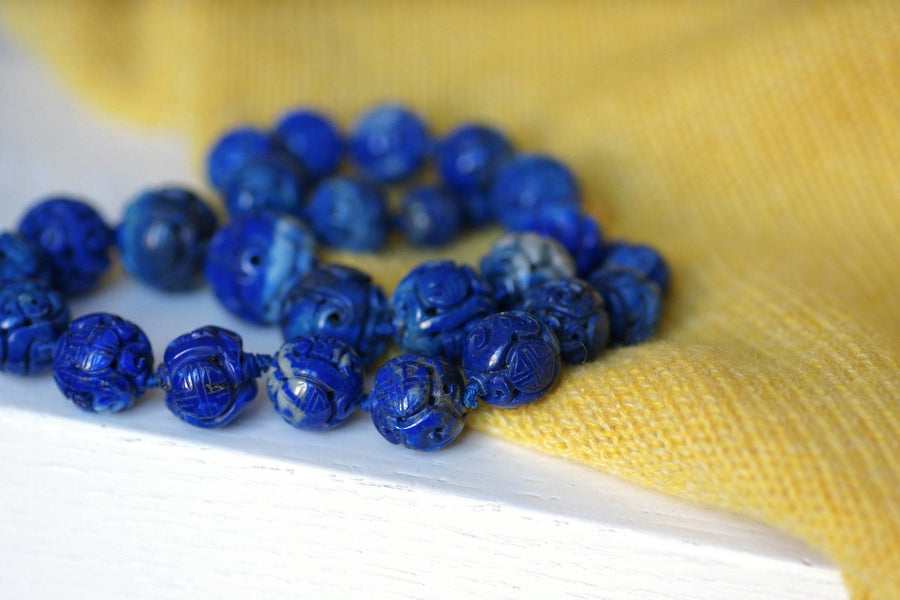 Collier perles de lapis lazuli sculptées - Galerie Pénélope