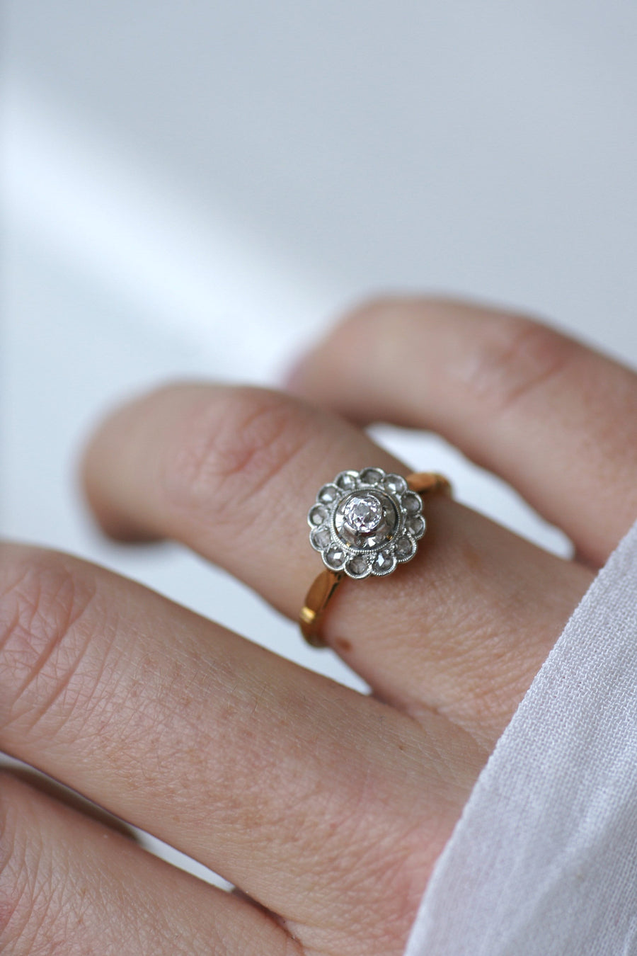 Bague marguerite en or, platine, et diamant, début du XXe Siècle