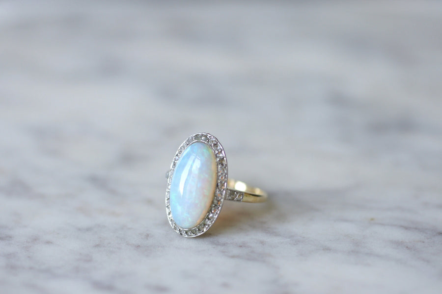 Bague Pompadour Belle Epoque opale entourage diamants sur or et platine