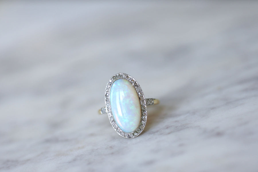 Bague Pompadour Belle Epoque opale entourage diamants sur or et platine