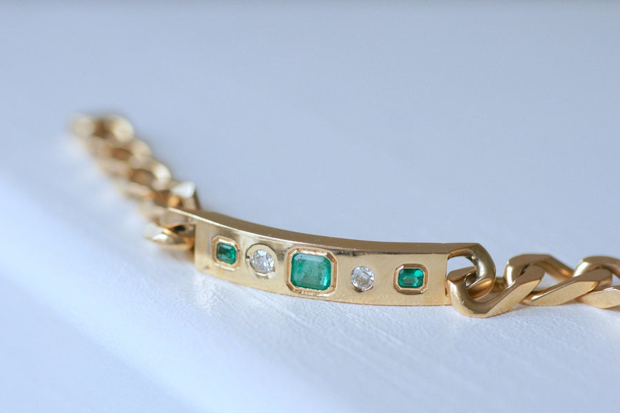 Large bracelet gourmette en or, émeraudes, et diamants - Galerie Pénélope