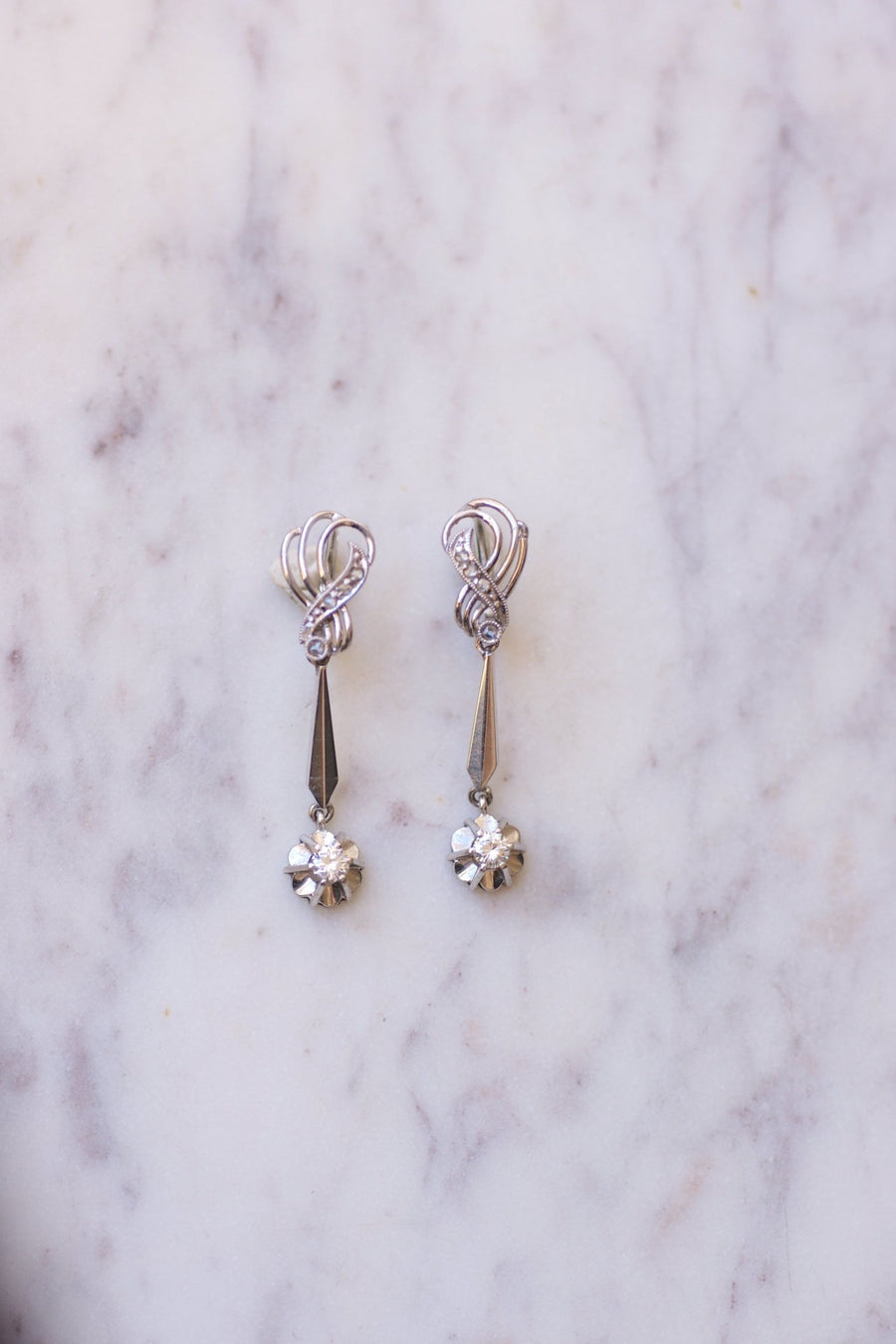 Longues boucles d'oreilles vintage pendantes, or blanc et diamants, années 60 - Galerie Pénélope