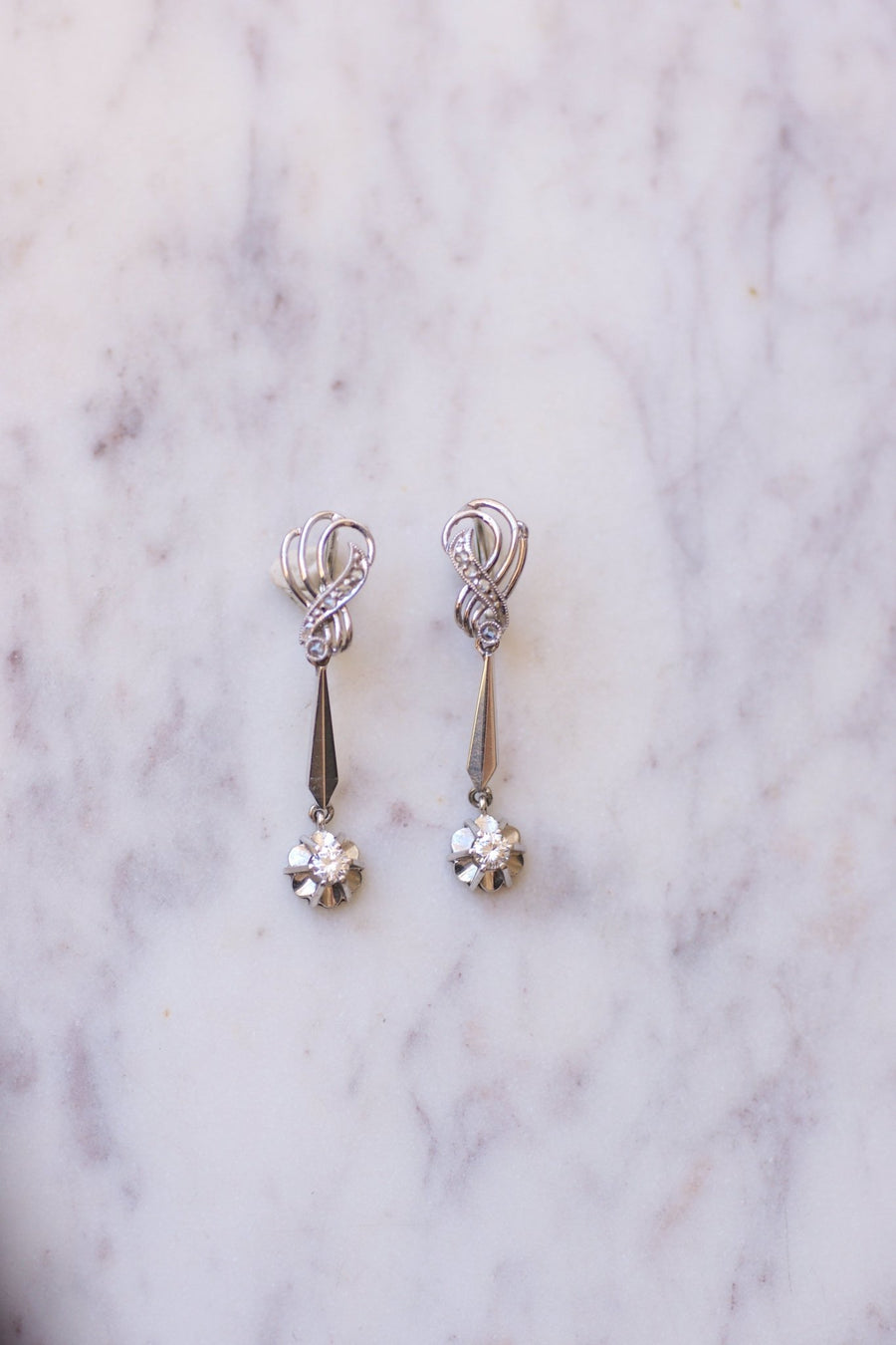 Boucles D'oreilles Pendantes Grappe Perles Vintage Boucles D'oreilles Clips Vintage Années 60 - Grappe De Perles Blanches Pendantes - Style Rétro Boucles D' oreilles Perles Vintage Boucles D'oreilles Pendantes Grappe Perles Vintage Boucles D'oreilles Clips Vintage Années 60 - Grappe De Perles Blanches Pendantes - Style Rétro Boucles D' oreilles Perles Vintage