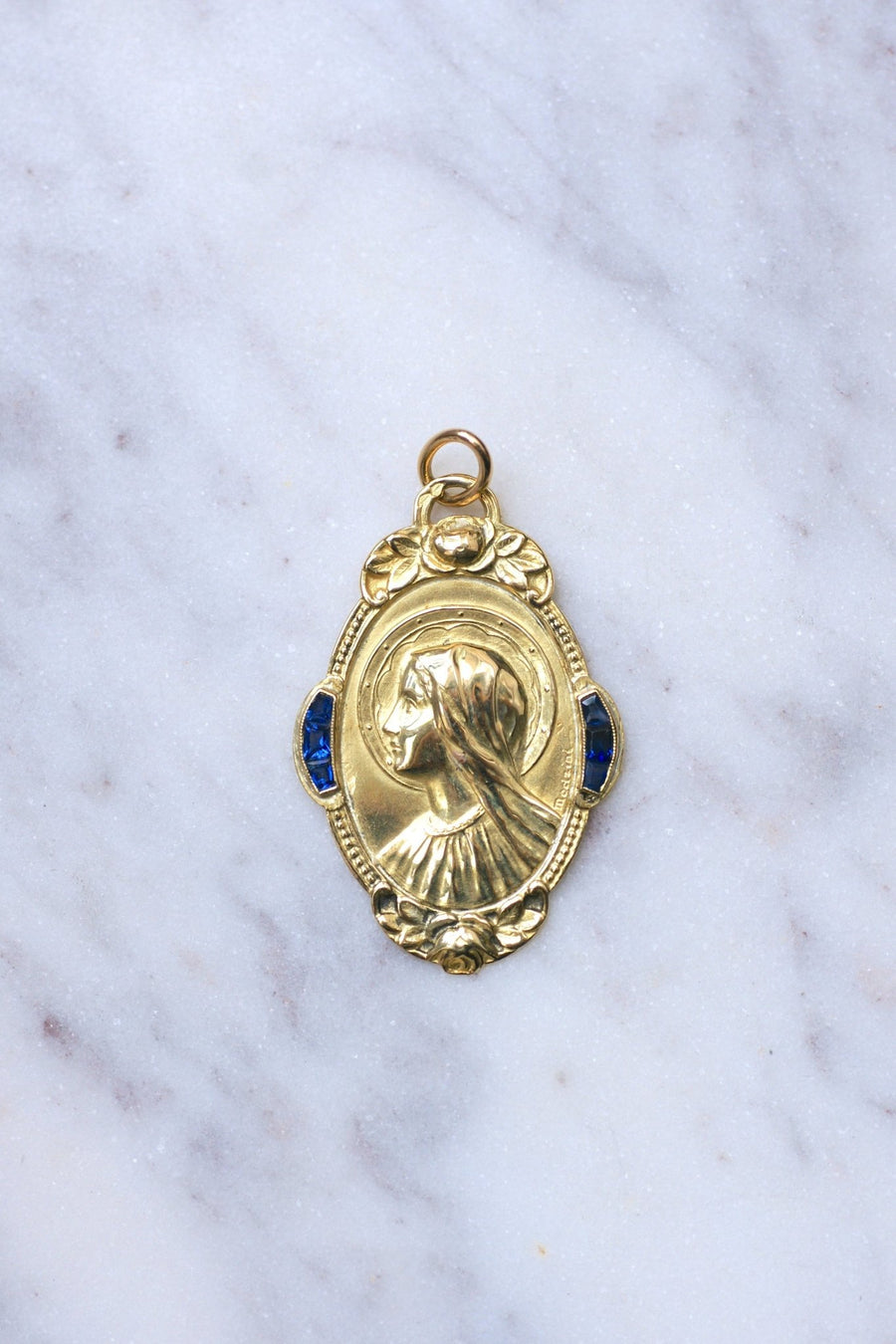 Médaille ancienne Art Déco Vierge, or jaune et saphirs - Galerie Pénélope