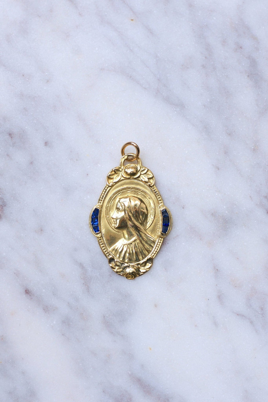 Médaille ancienne Art Déco Vierge, or jaune et saphirs - Galerie Pénélope