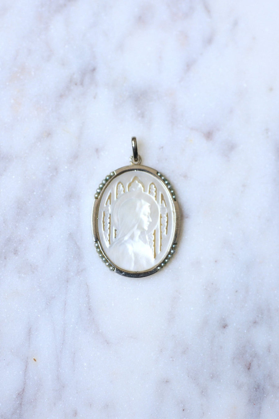 Médaille ancienne Art Déco Vierge sur nacre, or blanc, et perles - Galerie Pénélope