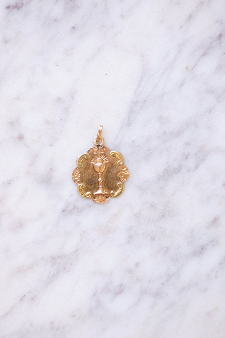 Médaille ancienne au calice sur or rose - Galerie Pénélope