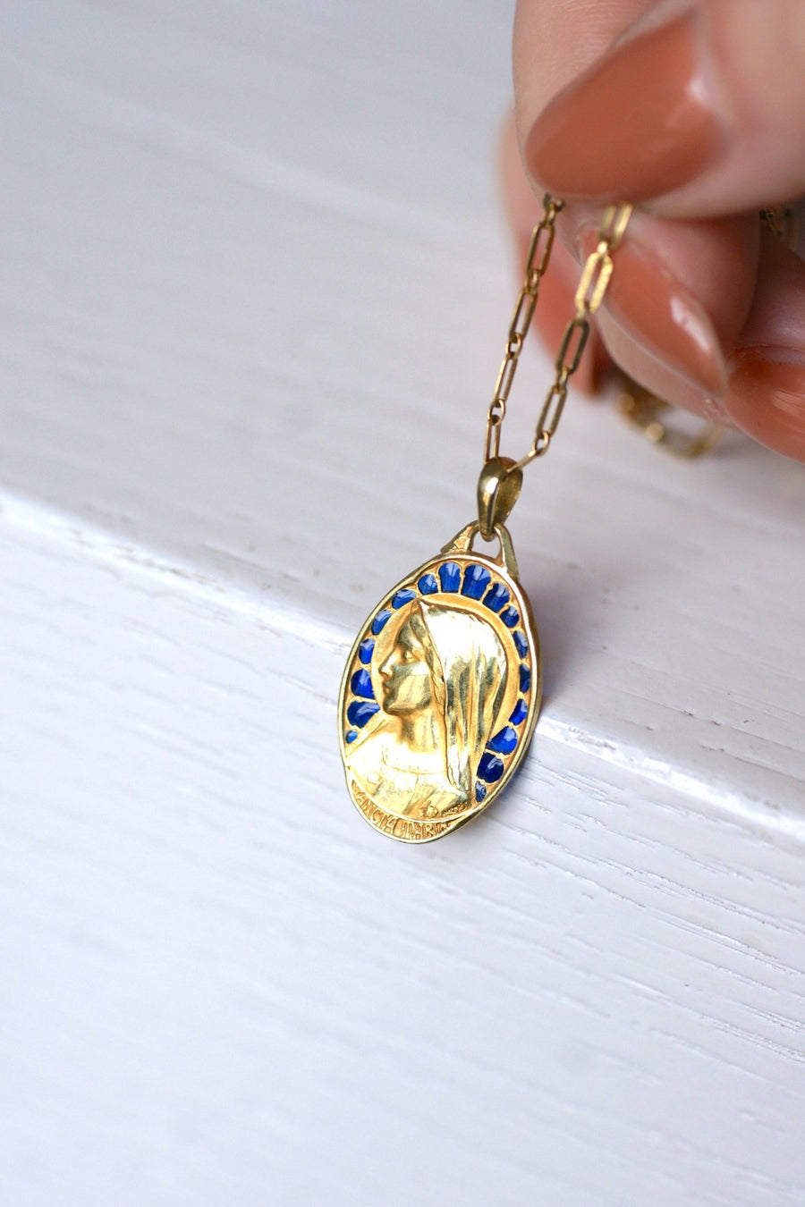 Médaille ancienne en or, Vierge Marie, et émail plique-à-jour, Dropsy - Galerie Pénélope